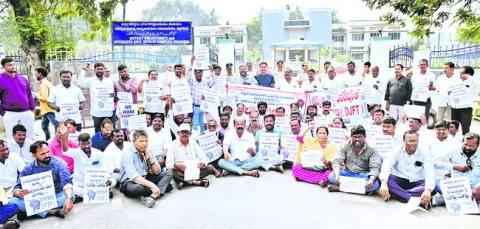 జర్నలిస్టులందరికీ అక్రిడిటేషన్‌ కార్డులు ఇవ్వాలి