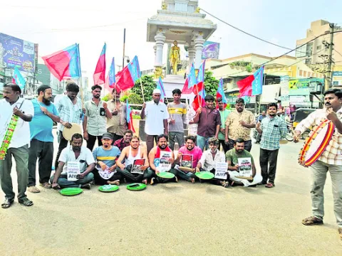 ఉద్యోగాలివ్వండి.. లేకుంటే తిండి పెట్టండి