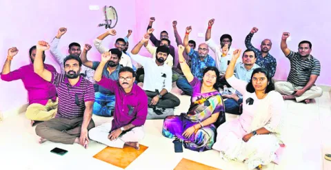 ట్రిపుల్‌ఐటీ అసిస్టెంట్‌ ప్రొఫెసర్ల నిరసన 