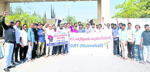 డెస్క్‌ జర్నలిస్టులకు అక్రెడిటేషన్‌ కార్డులివ్వాలి 