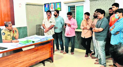 రోడ్డు ప్రమాదంలో విద్యార్థికి తీవ్ర గాయాలు 