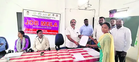 గిరిజన యువతకుఉపాధి కల్పనకు చర్యలు
