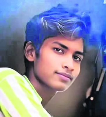 ఆటో బోల్తా :  డ్రైవర్‌ మృతి 