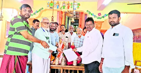 వరదరాజస్వామి విగ్రహాలు, కిరీటాలు అప్పగింత