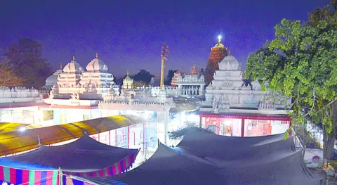 ఆలయాల్లో పండుగ వాతావరణం 