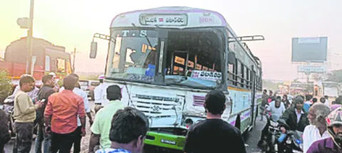 బస్సు, టిప్పర్‌ ఢీకొని..