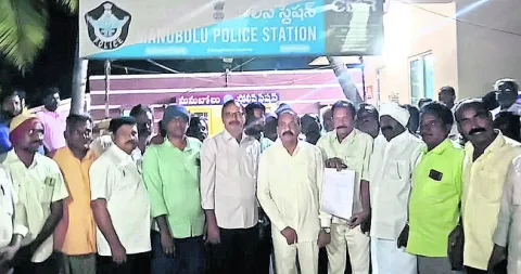 ప్రెస్‌మీట్‌ పెట్టారని వైఎస్సార్సీపీ నేత నిర్బంధం 