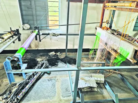 చేనేత మగ్గాలకు నిప్పు 