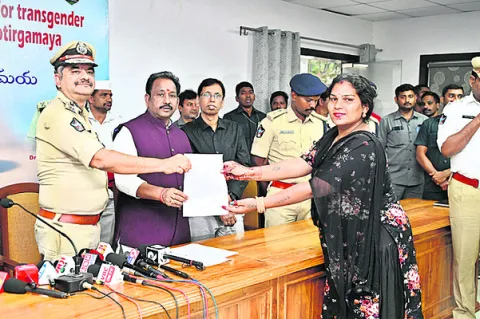 ట్రాన్స్‌పర్సన్స్‌ గౌరవం, బాధ్యత పోలీసులదే.. 