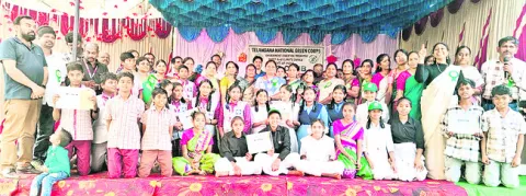 వ్యర్థంతోనూ అద్భుతమైన కళాకృతులు..