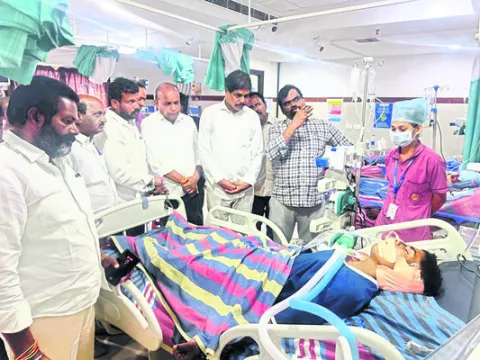 యువకుడిపై గొడ్డలితో దాడి 