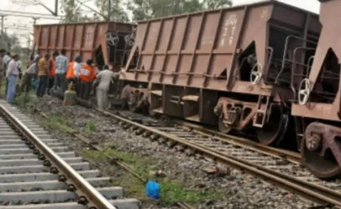 Eight wagons of goods train derail in Bihar's Hajipur