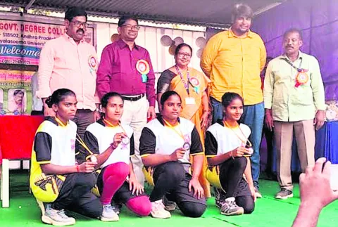 గెలుపోటములను స్ఫూర్తిగా తీసుకోవాలి