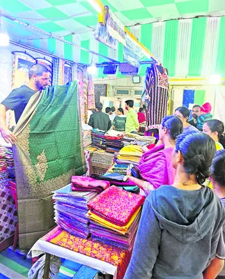 ఆకట్టుకుంటున్న సిల్క్‌, చేనేత వస్త్రాలు