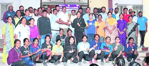 సాఫ్ట్‌బాల్‌ పోటీల విజేత మహబూబ్‌నగర్‌