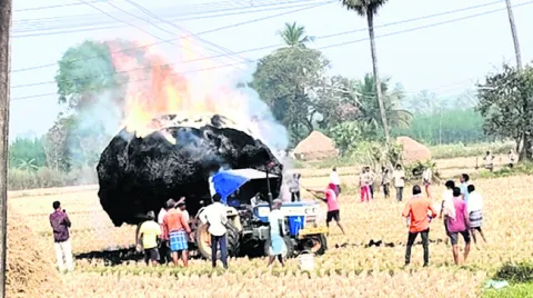 వరి పంటతో ట్రాక్టర్‌ దగ్ధం 