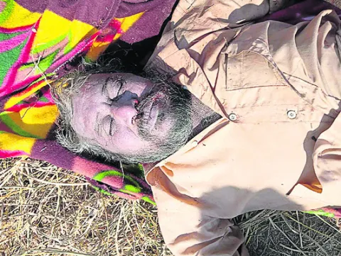 బైక్‌ను నడుముకు కట్టుకొని.. బావిలో దూకి..
