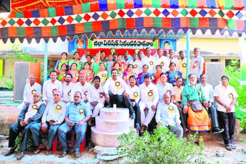 46 ఏళ్ల తర్వాత కలిసిన స్నేహితులు 