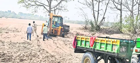 ఇసుక తరలింపును అడ్డుకున్న గ్రామస్తులు 