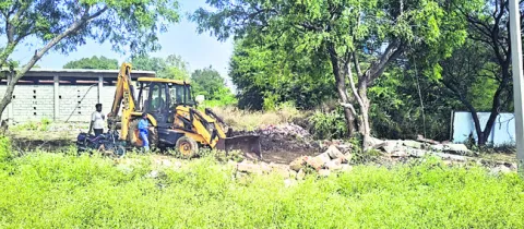ప్రహరీ మాటున ప్రజాధనం మింగేద్దామని!