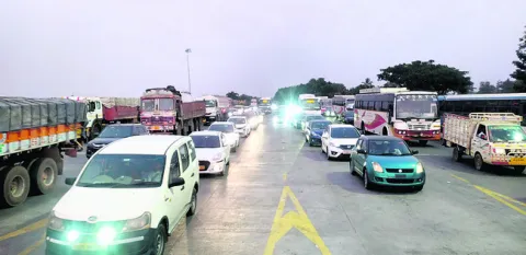 జాతీయ రహదారిపై వాహనాల రద్దీ