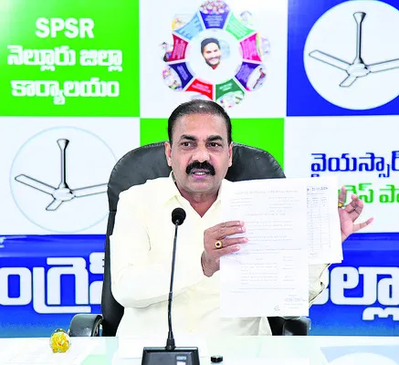 పేదల ఇళ్ల నిర్మాణంపై కట్టుకథలు 