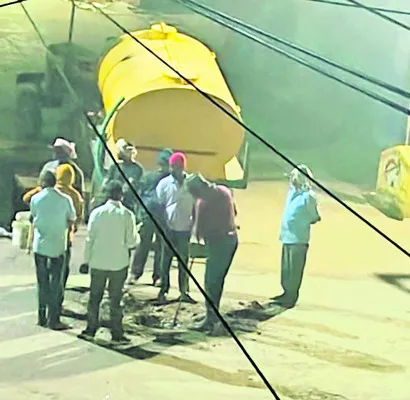 నడిరోడ్డుపై విద్యుత్‌ స్తంభం 