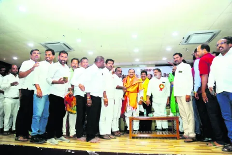 టీపీసీసీ అధ్యక్షుడికి సన్మానం 
