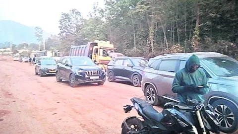 బండరాళ్ల పేలుళ్లతోనిలిచిన ట్రాఫిక్‌
