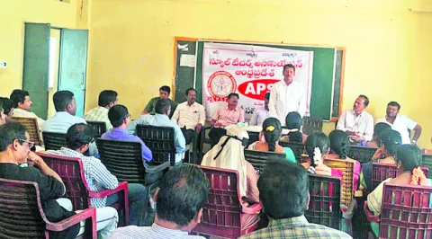 30 శాతం మధ్యంతర భృతి ప్రకటించండి