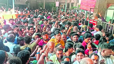 పోటెత్తిన భక్తులు