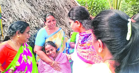 కుటుంబంలో కొడుకు, తండ్రి మరణం బాధాకరం 