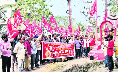 ఎర్రజెండా ఎప్పటికీ నేలకొరగదు 