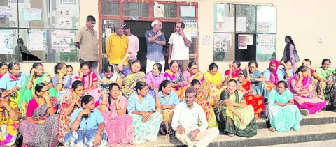 రిమ్స్‌ ఎదుట కార్మికుల నిరసన