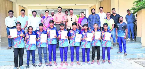 ఖోఖో జట్టుకు అభినందన
