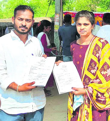 సర్పంచ్‌గా భర్త,   వార్డుమెంబర్‌గా భార్య..