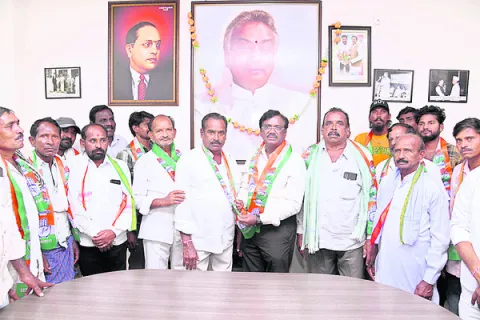 పథకాలకు ఆకర్షితులయ్యే కాంగ్రెస్‌లో చేరిక
