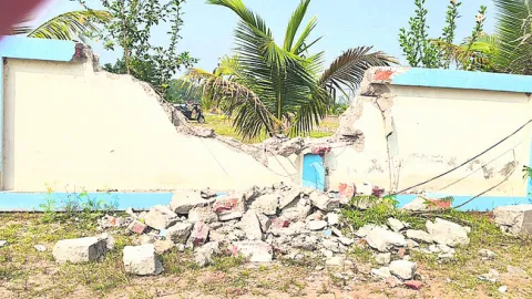 ప్రహరీ కూల్చివేసిన ముగ్గురిపై కేసు