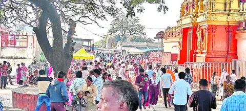 కిక్కిరిసిన కొండగట్టు