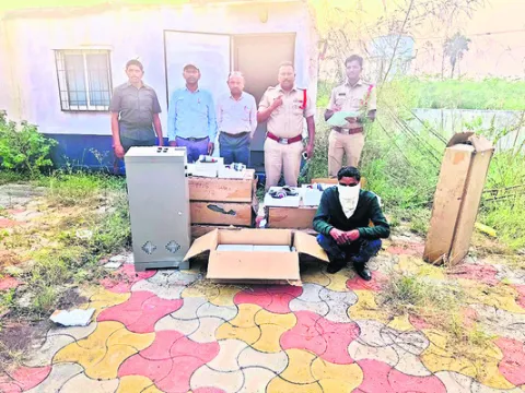 జీతం సరిపోక పని చేస్తున్న షాపులోనే చోరీ.. 