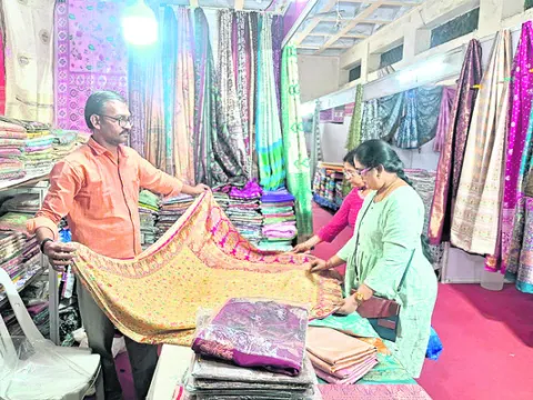 ఆకట్టుకుంటున్న కళాసిల్క్‌ ప్రదర్శన