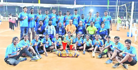 రాష్ట్రస్థాయి వాలీబాల్‌లో జిల్లా జట్ల ప్రతిభ 