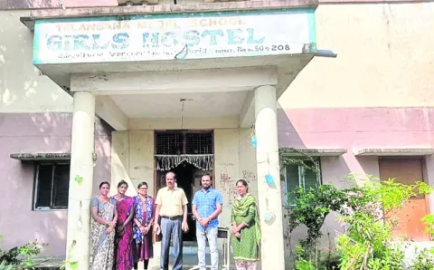 ‘ఆదర్శ’ హాస్టళ్ల బాధ్యతల నుంచి ఎస్వోల తొలగింపు!