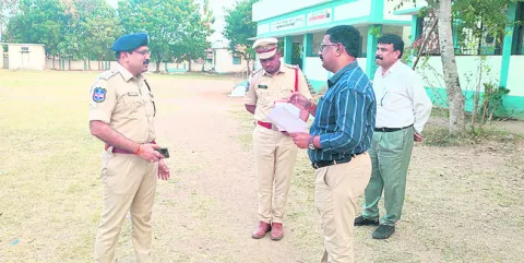 పోలింగ్‌ కేంద్రాల పరిశీలన