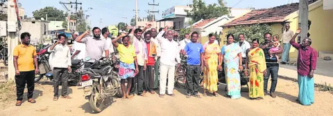 పోరండ్ల సొసైటీని   మూసేసిన రైతులు