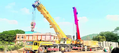 భారీ క్రేన్లు.. రాతి పిల్లర్లు 
