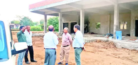 బస్టాండ్‌ నిర్మాణ పనుల పరిశీలన