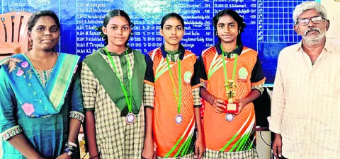 జాతీయ స్థాయి పోటీలకు  నరహరిపురం హైస్కూల్‌ విద్యార్థులు