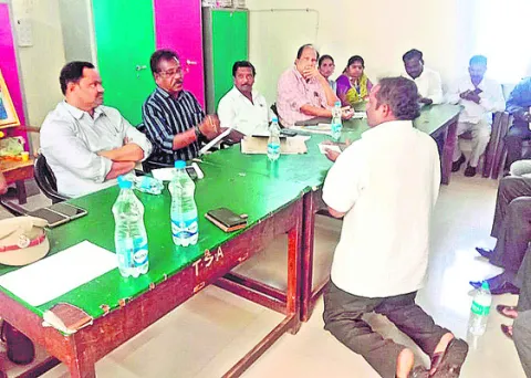 మోకాళ్లపై నిలబడి దళితనేత విన్నపం