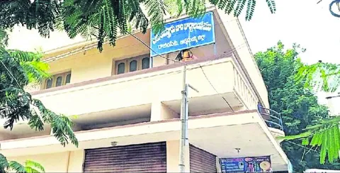 రిజిస్ట్రేషన్లపై ‘పచ్చ’ రైటర్‌ పెత్తనం 